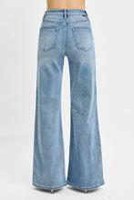 Load image into Gallery viewer, Yoke Detailed Jeans
