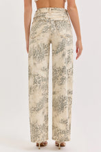 Load image into Gallery viewer, Leopard Wide Leg with Darts
