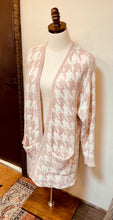 Load image into Gallery viewer, Mauve Houndstooth Cardigan
